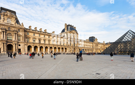 Louvre-Palast und Pyramide, Paris Stockfoto