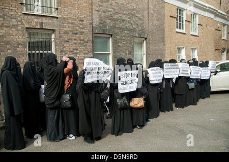 London, UK. 5. April 2013. Eine Gruppe von Muslimen und Islamisten Protest gegenüber der srilankische Botschaft gegen das, was sie behaupten sind Völkermord Angriffe auf Muslime in Sri Lanka. Bildnachweis: Pete Maclaine / Alamy Live News Stockfoto