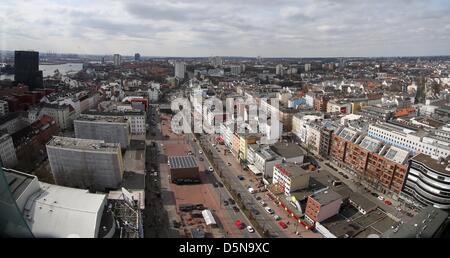 Blick aus dem Fenster eines Büros in der Wolkenkratzer "Tanzende Tuerme" (Tanzende Türme) von der Reeperbahn im Stadtteil St. Pauli in Hamburg, Deutschland, 4. April 2013. Foto: Christian Charisius Stockfoto