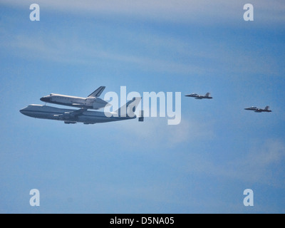 Space Shuttle Columbia fliegt auf 21.09.12 über Los Angeles auf seinem letzten Flug, Malibu, CA Stockfoto