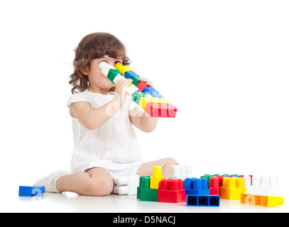 erfinderische Kind mit Bau set Spielzeug über weißem Hintergrund Stockfoto