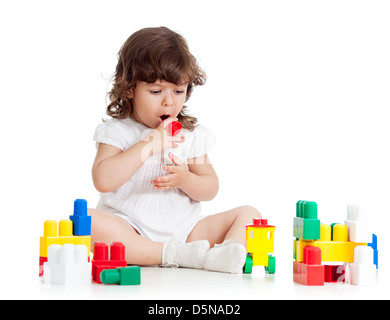 Kind Mädchen spielen mit Baukasten Stockfoto