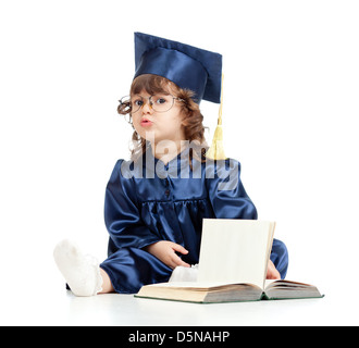 Emotionale lustig Kind in Akademiemitglied Kleidung mit Buch Stockfoto