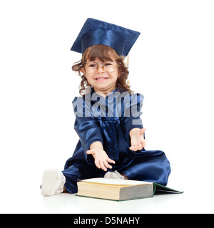 Emotionale lustig Kind in Akademiemitglied Kleidung mit Buch Stockfoto