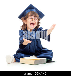 Emotionale lustig Kind in Akademiemitglied Kleidung mit Buch Stockfoto