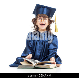 Emotionale lustig Kind in Akademiemitglied Kleidung mit Buch Stockfoto