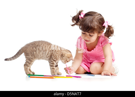 Süßes Kind zeichnen mit Bleistiften. Kätzchen neben Mädchen. Stockfoto