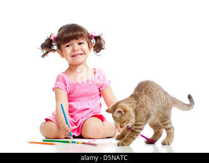 Süßes Kind zeichnen mit Bleistiften. Kätzchen neben Mädchen. Stockfoto