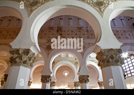 TOLEDO - März 8: Mudejar Bögen aus Synagoge Santa Maria la Blanca. Stockfoto