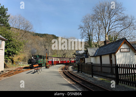 Dampfmaschine am Tanybwlch Bahnhof auf die Porthmadog, Blaenau Ffestiniog Eisenbahn Stockfoto