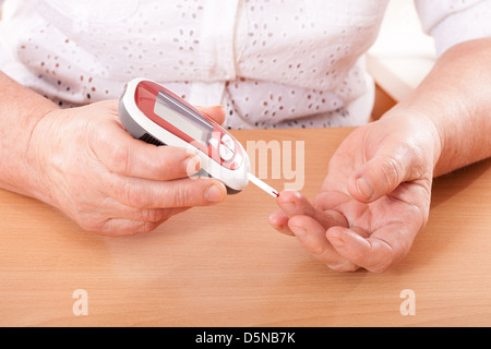 Frau für hohen Blutzucker testen. Stockfoto