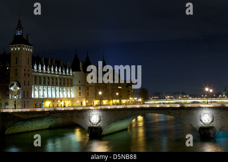 Conciergerie Palast und Pont au Change in Paris bei Nacht Stockfoto