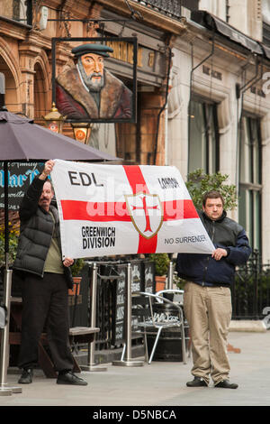 London, UK, 5. April 2013 eine EDL-Flagge vor einem Pub als Anjem Choudarys muslimischen Gruppe empor gehalten wird Fuß vorbei zu einer Demonstration vor der Botschaft von Myanmar über angebliche Gräueltaten Buddhisten gegen Muslime in diesem Land. Bildnachweis: Martyn Wheatley / Alamy Live News Stockfoto