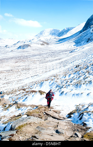 Verschneiten Pfad bis Cader Idris.  In der oberen rechten Hintergrund des Fuchses Weg ist läuft man mehr interessant und herausfordernd. Stockfoto