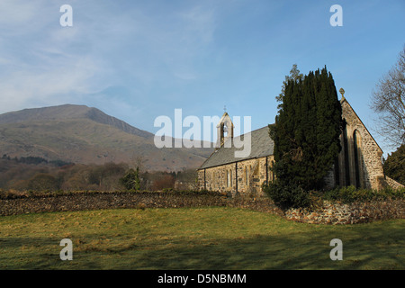 MOEL Hebog Berg und St. Marien Kirche, Beddgelert, Snowdonia, Wales, UK. Stockfoto