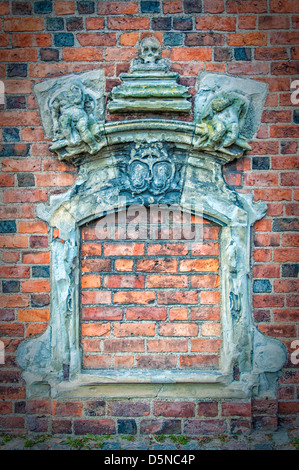 Ein Kirchenfenster von der dänischen Stadt Helsingor zugemauert. Stockfoto