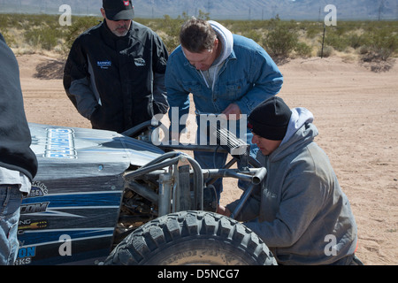 Crew-Mitglieder arbeiten an einem Auto in der Box während der Mint 400-Offroad-Auto-Rennen durch die Mojave-Wüste Stockfoto