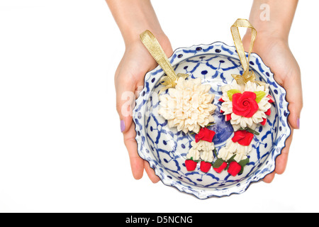 Frau geben eine Malai die Blume in Thai Tradition-Stil, also für Gruß und willkommen Stockfoto