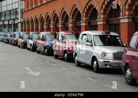 Linie von Taxis am Taxistand vor St Pancras Railway Station, London, England, UK Stockfoto