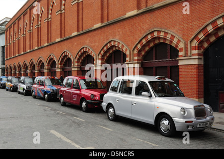 Linie von Taxis am Taxistand vor St Pancras Railway Station, London, England, UK Stockfoto