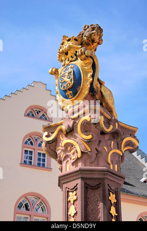 Brunnen mit Löwe auf dem Marktplatz in Wiesbaden, Hessen, Deutschland Stockfoto