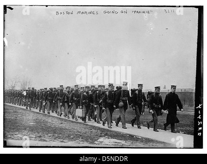 Ein Foto aus den 1910er Jahren, das US-Marines aus Boston zeigt, die sich auf die U.S.S. Prairie begeben. Das Bild zeigt die Marines in Uniform, einsatzbereit und spiegelt das militärische Leben und den Dienst während dieser Zeit wider. Stockfoto