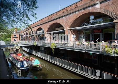Sonniger Tag am Deansgate locks trinken Bereich in Manchester City Centre, England, UK Stockfoto