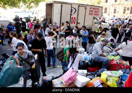 Buenos Aires, Argentinien. 5. April 2013. Freiwillige aus verschiedenen Gemeinwohl erhalten Organisationen spenden für die betroffene durch die tragischen Überschwemmungen in der Stadt La Plata, wo bisher 51 Todesfälle zu verzeichnen waren. Bildnachweis: Norberto Lauria / Alamy Live News Stockfoto