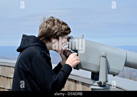 Ein kleiner Junge am Brasstown Bald mit einem Teleskop betrachten. Stockfoto