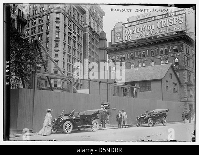 Dieses historische Foto zeigt den Aquädukt-Schacht am Broadway, New York, in der Nähe des General W. J. Worth Monuments, der die Infrastruktur New Yorks aus dem frühen 20. Jahrhundert darstellt. Stockfoto