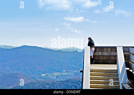 Ein kleiner Junge auf einen Aussichtsturm mit Blick auf die Berge am Brasstown Bald in Georgien. Stockfoto