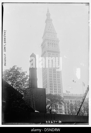 Dieses Bild zeigt den Aquädukt-Schacht am Broadway, New York City, mit dem General W. J. Worth Monument im Vordergrund. Architektur und Design spiegeln die urbane Entwicklung des frühen 20. Jahrhunderts in Manhattan wider. Stockfoto