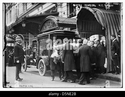 Dieses Foto zeigt die Beerdigung von J.W. Gates in New York City am 23. August 1911. Die Szene zeigt einen Leichenwagen entlang der 59th Street, in der Nähe des Plaza Hotels und des Central Park South, der einen Moment der öffentlichen Trauer in Manhattan festnimmt. Stockfoto