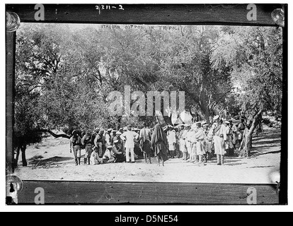 Dieses Foto zeigt einen italienischen Militärposten in Tripolis während des italienisch-türkischen Krieges (1911–1912). Das Bild fängt die militärische Präsenz in der Region mit Soldaten und einer Landschaft ein, die typisch für das Gebiet während dieses Konflikts ist. Stockfoto