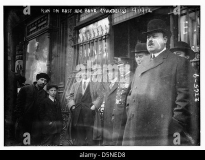 Dieses historische Foto zeigt einen Bankbetrieb auf der East Side Bank (Mandel's) in New York City, der am 11. Februar 1912 während einer Periode finanzieller Instabilität stattfand. Stockfoto