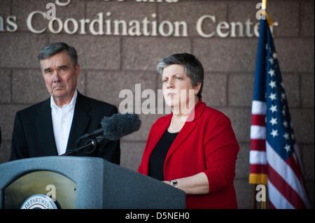 Tucson, Arizona, USA. 5. April 2013. GIL KERLIKOWSKE, blickt nach links, Direktor des Office of National Drug Control Policy auf wie Homeland Security Secretary JANET NAPOLITANO über Einwanderung Politik und Grenze Sicherheit Medien in Tucson, Arizona sprach.  Napolitano sagte, Sicherheit in einer Reduzierung der Nachfrage nach illegalen Drogen sowie die Sicherheit der Grenze Gemeinschaften gemessen werden kann; unter Hinweis auf die Sicherheit von Tucson als Vorbild. (Bild Kredit: Kredit: Willen Seberger/ZUMAPRESS.com/Alamy Live-Nachrichten) Stockfoto