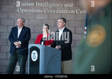 Tucson, Arizona, USA. 5. April 2013. Homeland Security Secretary JANET NAPOLITANO, links und sieht aus wie GIL KERLIKOWSKE, Recht, sprach Einwanderung Politik und Grenze Sicherheit Direktor des Office of National Drug Control Policy, Medien in Tucson, Arizona.  Napolitano sagte, Sicherheit in einer Reduzierung der Nachfrage nach illegalen Drogen sowie die Sicherheit der Grenze Gemeinschaften gemessen werden kann; unter Hinweis auf die Sicherheit von Tucson als Vorbild. (Bild Kredit: Kredit: Willen Seberger/ZUMAPRESS.com/Alamy Live-Nachrichten) Stockfoto