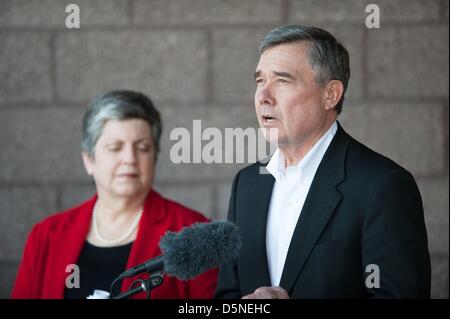 Tucson, Arizona, USA. 5. April 2013. Homeland Security Secretary JANET NAPOLITANO, links und sieht aus wie GIL KERLIKOWSKE, Recht, sprach Einwanderung Politik und Grenze Sicherheit Direktor des Office of National Drug Control Policy, Medien in Tucson, Arizona.  Napolitano sagte, Sicherheit in einer Reduzierung der Nachfrage nach illegalen Drogen sowie die Sicherheit der Grenze Gemeinschaften gemessen werden kann; unter Hinweis auf die Sicherheit von Tucson als Vorbild. (Bild Kredit: Kredit: Willen Seberger/ZUMAPRESS.com/Alamy Live-Nachrichten) Stockfoto