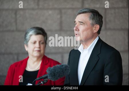 Tucson, Arizona, USA. 5. April 2013. Homeland Security Secretary JANET NAPOLITANO, links und sieht aus wie GIL KERLIKOWSKE, Recht, sprach Einwanderung Politik und Grenze Sicherheit Direktor des Office of National Drug Control Policy, Medien in Tucson, Arizona.  Napolitano sagte, Sicherheit in einer Reduzierung der Nachfrage nach illegalen Drogen sowie die Sicherheit der Grenze Gemeinschaften gemessen werden kann; unter Hinweis auf die Sicherheit von Tucson als Vorbild. (Bild Kredit: Kredit: Willen Seberger/ZUMAPRESS.com/Alamy Live-Nachrichten) Stockfoto