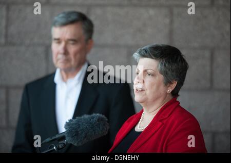 Tucson, Arizona, USA. 5. April 2013. GIL KERLIKOWSKE, blickt nach links, Direktor des Office of National Drug Control Policy auf wie Homeland Security Secretary JANET NAPOLITANO über Einwanderung Politik und Grenze Sicherheit Medien in Tucson, Arizona sprach.  Napolitano sagte, Sicherheit in einer Reduzierung der Nachfrage nach illegalen Drogen sowie die Sicherheit der Grenze Gemeinschaften gemessen werden kann; unter Hinweis auf die Sicherheit von Tucson als Vorbild. (Bild Kredit: Kredit: Willen Seberger/ZUMAPRESS.com/Alamy Live-Nachrichten) Stockfoto