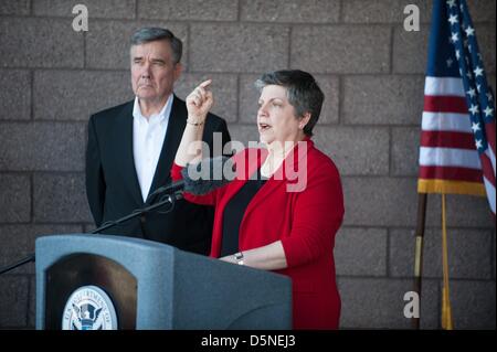 Tucson, Arizona, USA. 5. April 2013. GIL KERLIKOWSKE, blickt nach links, Direktor des Office of National Drug Control Policy auf wie Homeland Security Secretary JANET NAPOLITANO über Einwanderung Politik und Grenze Sicherheit Medien in Tucson, Arizona sprach.  Napolitano sagte, Sicherheit in einer Reduzierung der Nachfrage nach illegalen Drogen sowie die Sicherheit der Grenze Gemeinschaften gemessen werden kann; unter Hinweis auf die Sicherheit von Tucson als Vorbild. (Bild Kredit: Kredit: Willen Seberger/ZUMAPRESS.com/Alamy Live-Nachrichten) Stockfoto