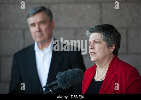 Tucson, Arizona, USA. 5. April 2013. GIL KERLIKOWSKE, blickt nach links, Direktor des Office of National Drug Control Policy auf wie Homeland Security Secretary JANET NAPOLITANO über Einwanderung Politik und Grenze Sicherheit Medien in Tucson, Arizona sprach.  Napolitano sagte, Sicherheit in einer Reduzierung der Nachfrage nach illegalen Drogen sowie die Sicherheit der Grenze Gemeinschaften gemessen werden kann; unter Hinweis auf die Sicherheit von Tucson als Vorbild. (Bild Kredit: Kredit: Willen Seberger/ZUMAPRESS.com/Alamy Live-Nachrichten) Stockfoto