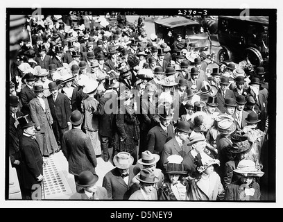 Das Foto zeigt eine geschäftige Szene auf der Fifth Avenue in New York City während Ostern 1912. Das Bild fängt die Menschenmassen, die modisch gekleideten Menschen und die jährliche Osterparade ein, ein wichtiges kulturelles Ereignis in der Stadt. Stockfoto
