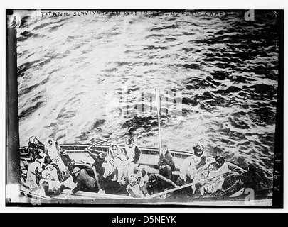 Dieses Foto zeigt die Überlebenden der Katastrophe der Titanic an Bord von Rettungsbooten auf dem Weg zum Rettungsschiff Carpathia und hält den Moment des Überlebens nach dem Schiffbruch fest. Stockfoto