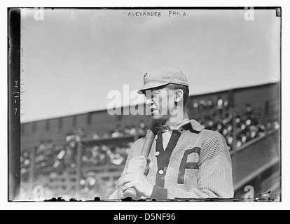 Dieses Schwarzweiß-Foto zeigt Grover Cleveland Alexander, einen Hall of Fame Pitcher für die Philadelphia Phillies, während der Saison 1911 in der National League. Alexander, bekannt als „Alexander der große“, wird in seiner Baseballuniform gesehen. Stockfoto