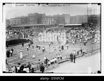 Kinder Pflanzen in Thos. Jefferson Park, N.Y.C (LOC) Stockfoto