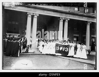 Ein Foto vom Ivy Day am Barnard College, Klasse 1913, zeigt Frauen in weißen Kleidern, eine traditionelle Veranstaltung für Studentinnen am Barnard College in New York. Stockfoto