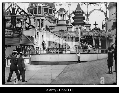 Die Teaser Ride im Luna Park auf Coney Island ist in diesem Bild aus den 1910er Jahren dargestellt Der Luna Park war ein berühmter Vergnügungspark, der zahlreiche Fahrgeschäfte und Attraktionen bot, was zum Erbe von Coney Island beitrug. Stockfoto