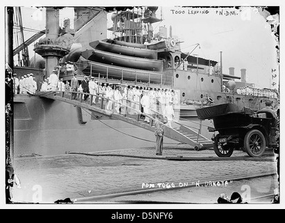 Admiral Heihachiro Togo wird an Bord der USS North Dakota (BB-29) am 15. August 1911 während seines Besuchs in den Vereinigten Staaten gezeigt. Das Bild fängt ihn an Bord des Schlachtschiffs der Delaware-Klasse im Brooklyn Navy Yard ein. Stockfoto