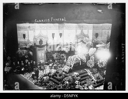 Dieses Bild aus dem Jahr 1909 zeigt die Beerdigung von Heinrich Conried, einer Schlüsselfigur der Opernwelt, im Metropolitan Opera House in New York. Das Foto fängt das düstere Ereignis mit einem Sarg und Blumen ein. Stockfoto